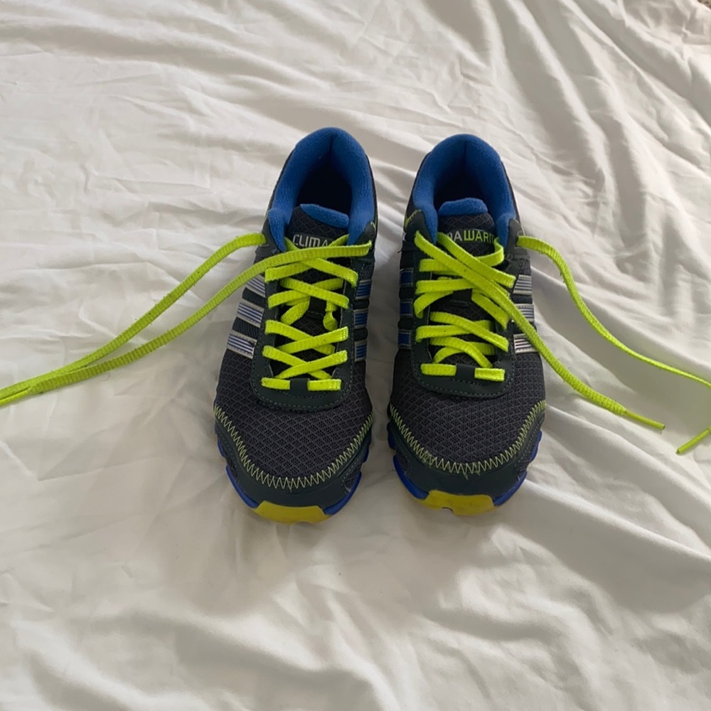 Kids sneaker size6
